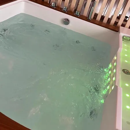 Apparemment Jacuzzi Balneo Centre De Apartment *